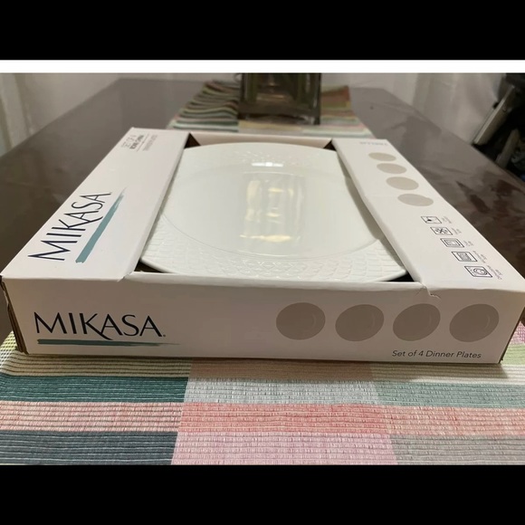 New In Box Mikasa Trellis Bone China White Dinner Plates, Set of 4 - Picture 3 of 7